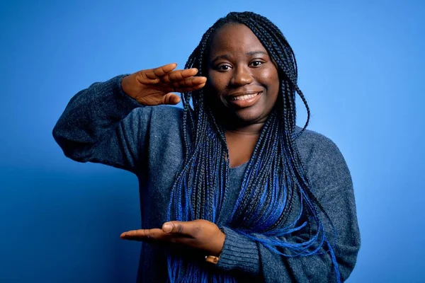 Африканский Американец Плюс Размер Женщины Косичками Носить Случайный Свитер Синем — стоковое фото