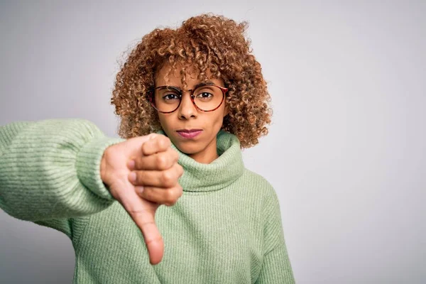 Joven Hermosa Mujer Afroamericana Vistiendo Jersey Cuello Alto Gafas Que —  Fotos de Stock