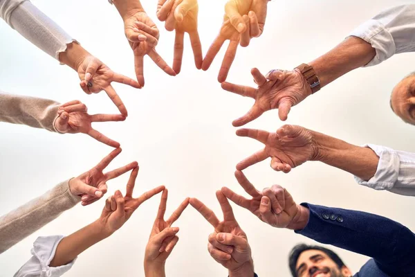 Grupo Trabajadores Negocios Pie Haciendo Símbolo Con Los Dedos Juntos —  Fotos de Stock