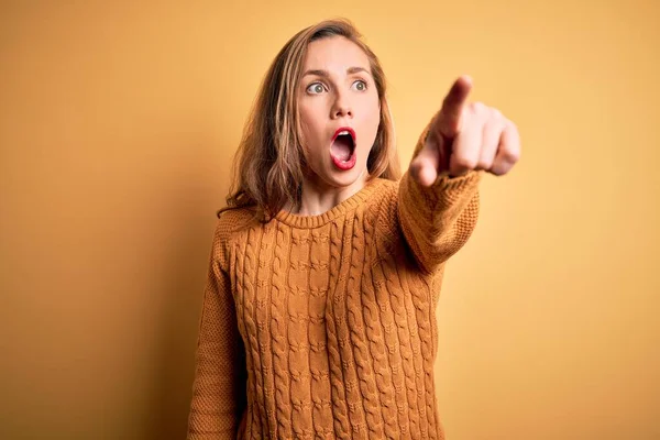 Giovane Bella Donna Bionda Indossa Maglione Casual Piedi Sfondo Giallo — Foto Stock