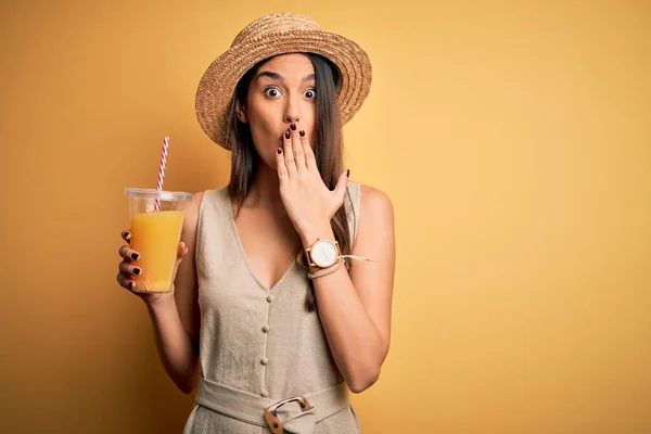 Jonge Mooie Vrouw Vakantie Dragen Zomer Hoed Drinken Gezond Sinaasappelsap — Stockfoto