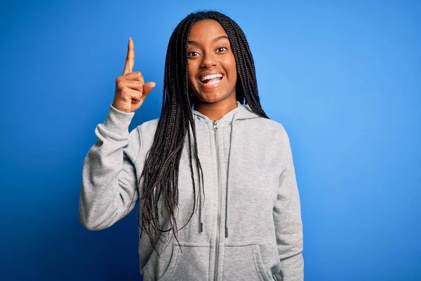 Junge Afrikanisch Amerikanische Athletin Sport Sweatshirt Über Blauem Isoliertem Hintergrund — Stockfoto