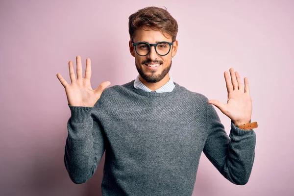 Sakallı Gözlüklü Süveterli Genç Adam Pembe Arka Planda Duruyor Parmaklarıyla — Stok fotoğraf