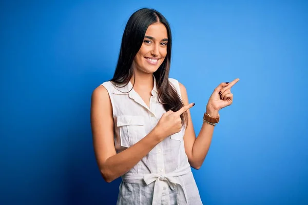 Jovem Bela Mulher Morena Vestindo Vestido Casual Sobre Fundo Azul — Fotografia de Stock