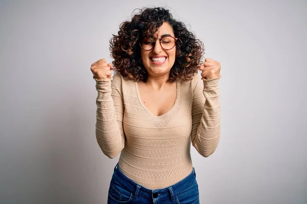 Jeune Belle Femme Arabe Frisée Portant Shirt Décontracté Des Lunettes — Photo