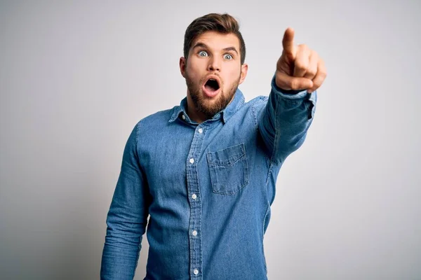 Jovem Homem Loiro Bonito Com Barba Olhos Azuis Vestindo Camisa — Fotografia de Stock