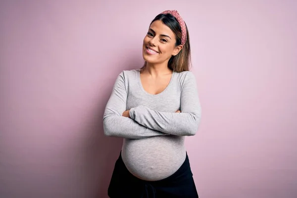 Jonge Mooie Brunette Vrouw Zwanger Verwacht Baby Geïsoleerde Roze Achtergrond — Stockfoto