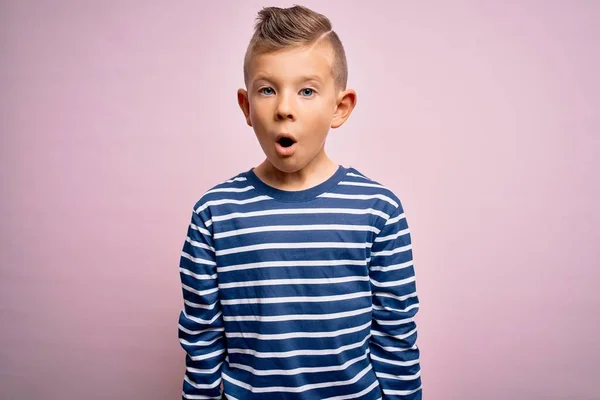 Joven Niño Caucásico Con Ojos Azules Vistiendo Camisa Rayas Náuticas —  Fotos de Stock