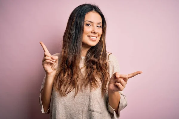 Ung Vacker Brunett Kvinna Bär Casual Tröja Stående Över Rosa — Stockfoto