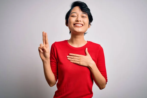 Junge Schöne Asiatische Mädchen Lässigem Roten Shirt Vor Isoliertem Weißen — Stockfoto