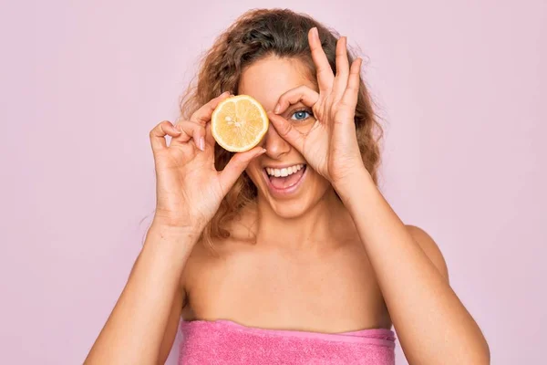 Hermosa Mujer Con Ojos Azules Usando Ducha Toallas Después Del —  Fotos de Stock