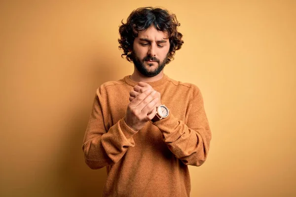 Jovem Homem Bonito Com Barba Vestindo Camisola Casual Sobre Fundo — Fotografia de Stock