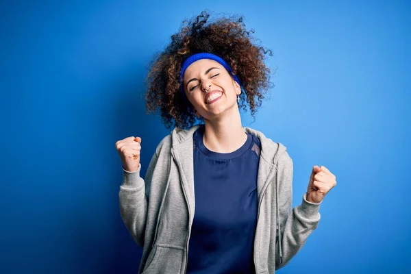 Jonge Mooie Sportvrouw Met Krullend Haar Piercing Staande Dragen Sportkleding — Stockfoto