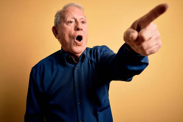 Homem Idoso Cabelos Grisalhos Vestindo Camisa Azul Casual Sobre Fundo — Fotografia de Stock