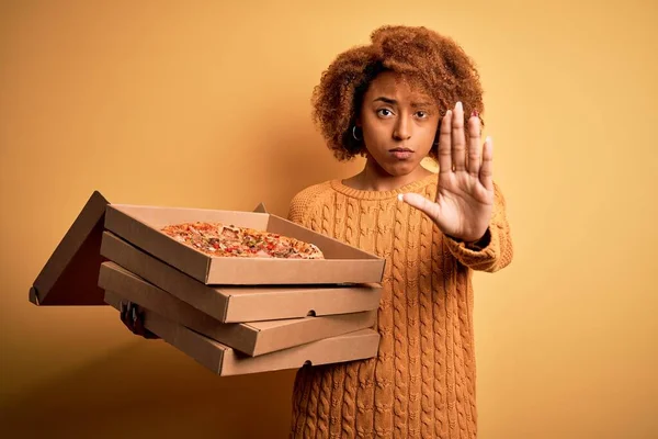 Kıvırcık Saçlı Elinde Talyan Pizzasıyla Teslimat Kutuları Olan Ciddi Kendinden — Stok fotoğraf