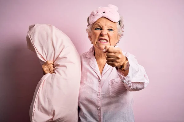 Senior Hermosa Mujer Con Máscara Sueño Sosteniendo Almohada Sobre Fondo —  Fotos de Stock