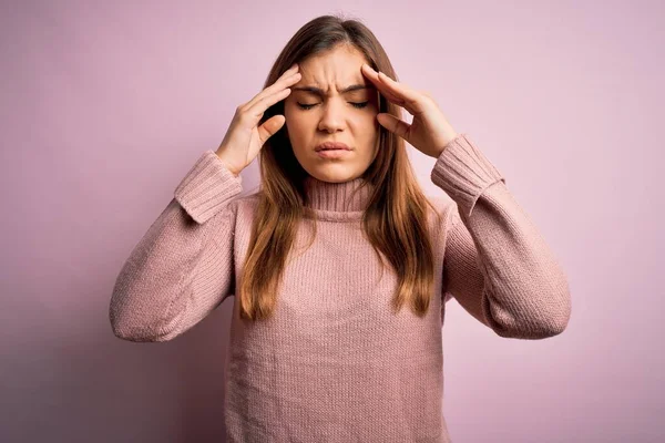 Vacker Ung Kvinna Bär Polotröja Över Rosa Isolerad Bakgrund Med — Stockfoto