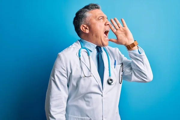 Médecin Aux Cheveux Gris Beau Garçon Âge Moyen Vêtu Manteau — Photo