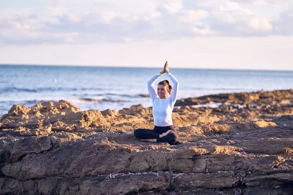 Jonge Mooie Sportvrouw Lachend Gelukkig Yoga Beoefenen Coach Met Glimlach — Stockfoto