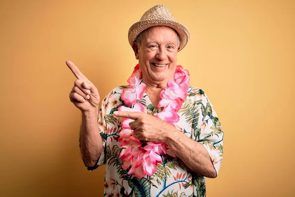 Γκρίζα Μαλλιά Ανώτερος Άνθρωπος Φορώντας Καλοκαιρινό Καπέλο Και Hawaiian Lei — Φωτογραφία Αρχείου