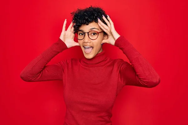Fiatal Gyönyörű Afro Amerikai Garbó Pulóvert Szemüveget Visel Vidám Mosoly — Stock Fotó