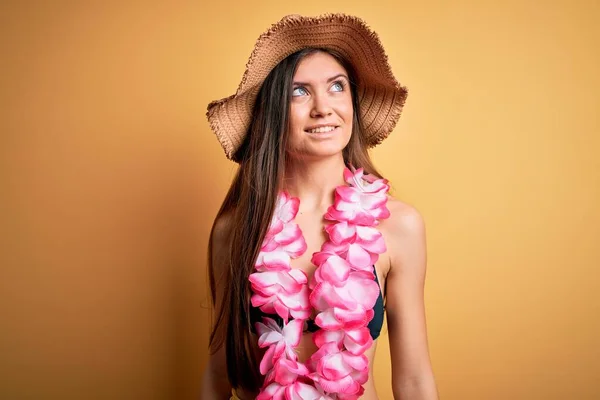 Mladá Krásná Žena Modrýma Očima Dovolené Bikinách Hawaiian Lei Dívá — Stock fotografie