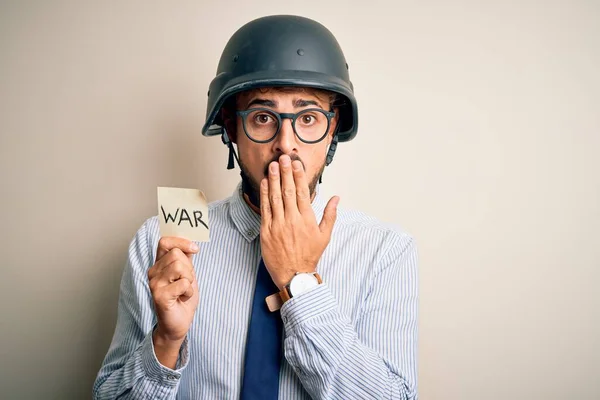 Νεαρός Επιχειρηματίας Γενειάδα Φορώντας Κράνος Κρατώντας Χαρτί Πολεμικό Μήνυμα Καλύπτουν — Φωτογραφία Αρχείου
