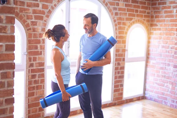 Edad Media Hermosa Pareja Deportiva Sonriendo Feliz Pie Con Sonrisa — Foto de Stock