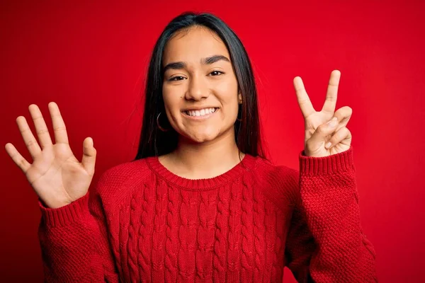 Jonge Mooie Aziatische Vrouw Dragen Casual Trui Staan Geïsoleerde Rode — Stockfoto