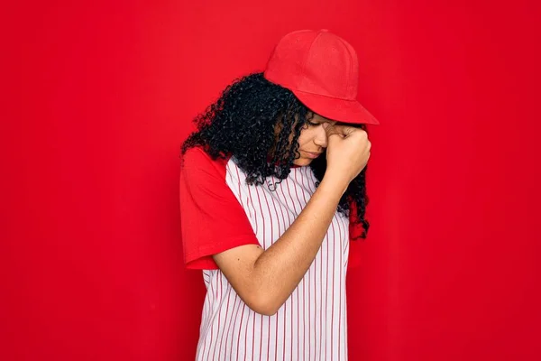 Joven Deportista Afroamericana Rizada Con Gorra Béisbol Camiseta Rayas Cansada —  Fotos de Stock