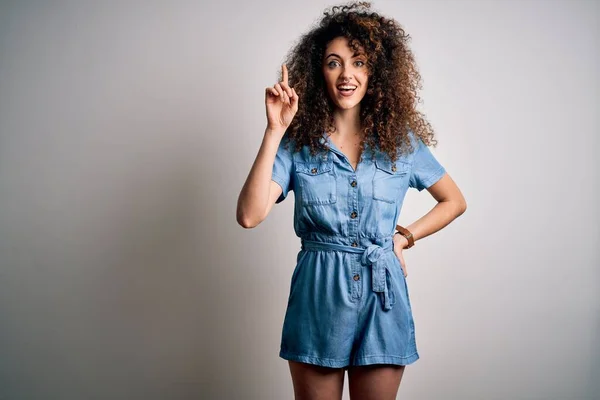 Jovem Mulher Bonita Com Cabelo Encaracolado Piercing Vestindo Vestido Ganga — Fotografia de Stock