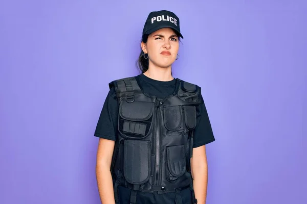Mulher Jovem Polícia Vestindo Uniforme Colete Prova Balas Segurança Sobre — Fotografia de Stock