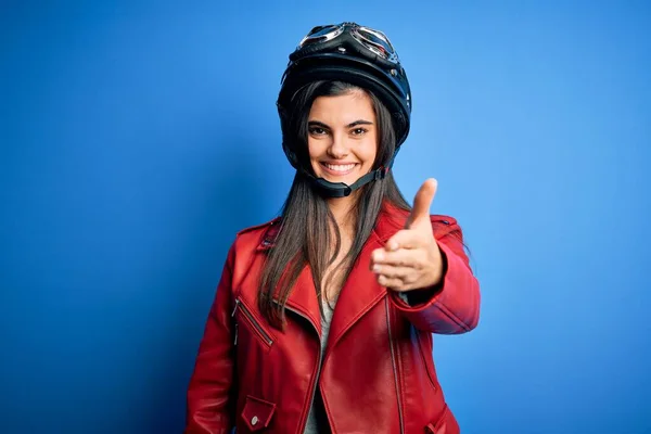 オートバイのヘルメットとジャケットを身に着けている若い美しいブルネットのオートバイ愛好家の女性は 挨拶と歓迎として握手を提供しています 成功事業 — ストック写真