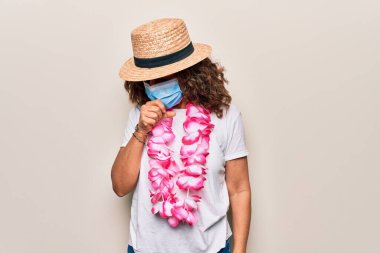 Tatilde Coronavirus koruma maskesi ve yaz şapkası takan orta yaşlı turist kadın kendini kötü hissediyor ve soğuk algınlığı veya bronşitin belirtisi olarak öksürüyor. Sağlık hizmeti kavramı.