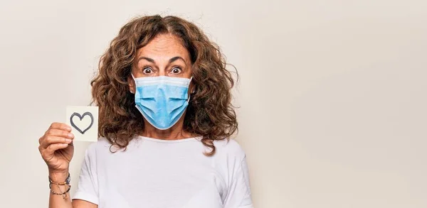 Mulher Meia Idade Usando Máscara Proteção Coronavírus Segurando Lembrete Amor — Fotografia de Stock