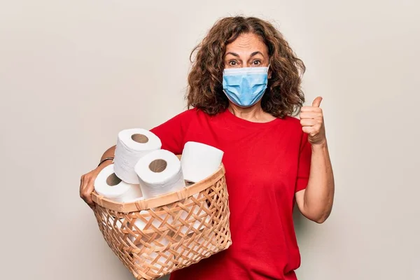 Frau Mittleren Alters Mit Coronavirus Schutzmaske Hält Große Menge Toilettenpapier — Stockfoto