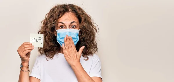 Mulher Meia Idade Usando Máscara Proteção Coronavírus Pedindo Ajuda Segurando — Fotografia de Stock