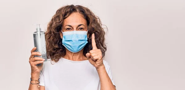 Mulher Meia Idade Usando Máscara Proteção Coronavírus Segurando Mão Desinfetante — Fotografia de Stock
