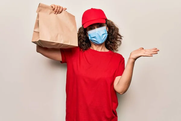 Kobieta Średnim Wieku Nosząca Maskę Ochronną Koronawirusa Trzymająca Papierową Torbę — Zdjęcie stockowe