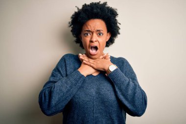 Kıvırcık saçlı, sıradan kazak giyen, boğularak ölen güzel Afro-Amerikan kadın. Sağlık problemi. Boğulma ve intihar konsepti.