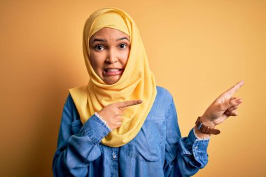 Kıvırcık saçlı, sarı arka planda geleneksel Arap başörtüsü takan genç ve güzel bir kadın. Endişeli ve gergin bir yana, endişeli ve şaşırmış bir ifade takınıyor.