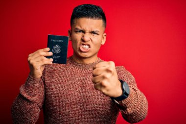 Amerika Birleşik Devletleri pasaportlu genç, yakışıklı Latin turist kızgınlıkla bağırıyor, çıldırıyor ve bağırıyor.