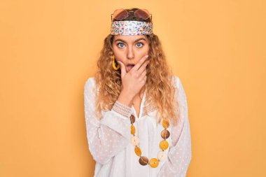 Mavi gözlü, güneş gözlüklü, aksesuar takan genç, güzel sarışın hippi kadın. İnançsızlıktan, şaşkınlıktan ve elleri çenesinde olan şaşkınlıktan büyülenmiş görünüyor.