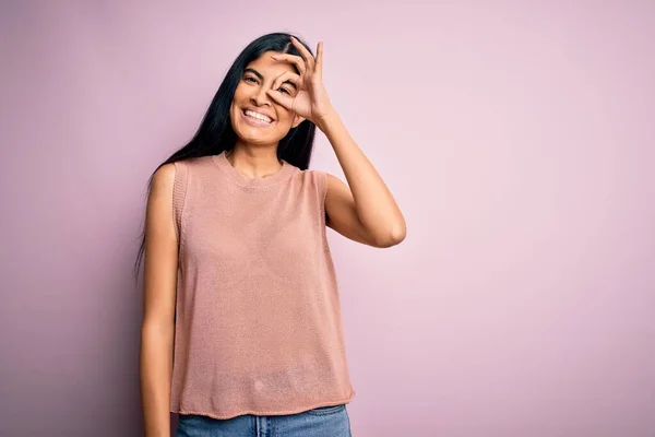 Ung Vacker Hispanic Mode Kvinna Bär Casual Tröja Över Rosa — Stockfoto