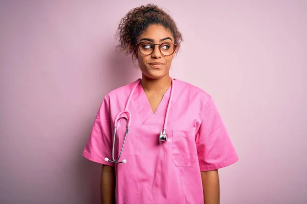 Afrikanische Amerikanische Krankenschwester Mädchen Trägt Medizinische Uniform Und Stethoskop Über — Stockfoto