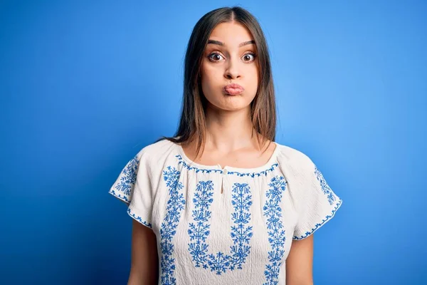 Jovem Bela Mulher Morena Vestindo Camiseta Casual Sobre Fundo Azul — Fotografia de Stock
