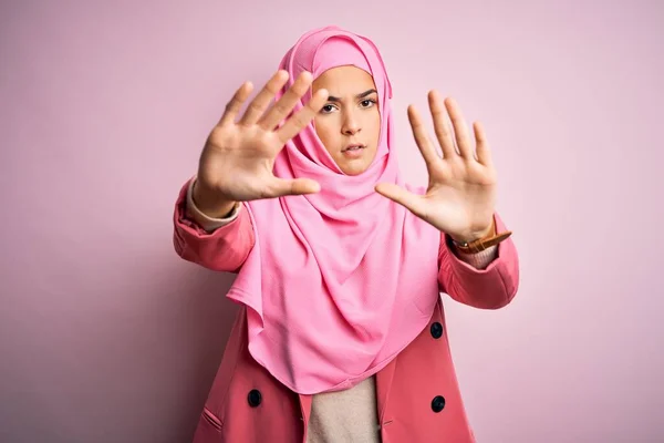 Junge Schöne Mädchen Tragen Muslimischen Hijab Steht Über Isolierten Rosa — Stockfoto