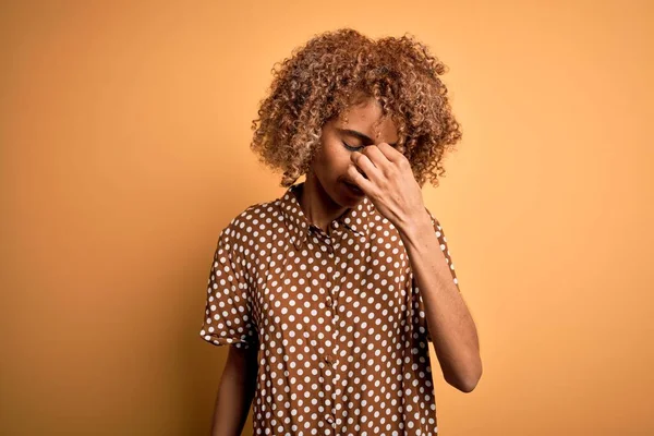 若い美しいアフリカ系アメリカ人の女性が黄色の背景に立ってカジュアルなシャツを着て疲れ鼻や目をこすり疲労感や頭痛を感じます ストレスとフラストレーションの概念 — ストック写真