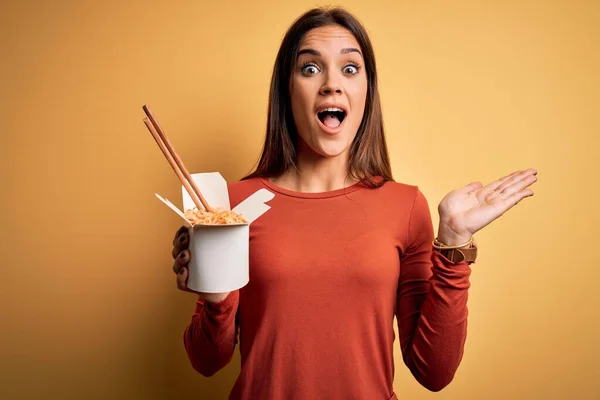 Young Beautiful Brunette Woman Eating Takeaway Noodles Using Chopsticks Very — Stock Photo, Image