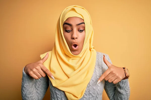 Joven Chica Afroamericana Hermosa Usando Hijab Musulmán Sobre Fondo Amarillo — Foto de Stock